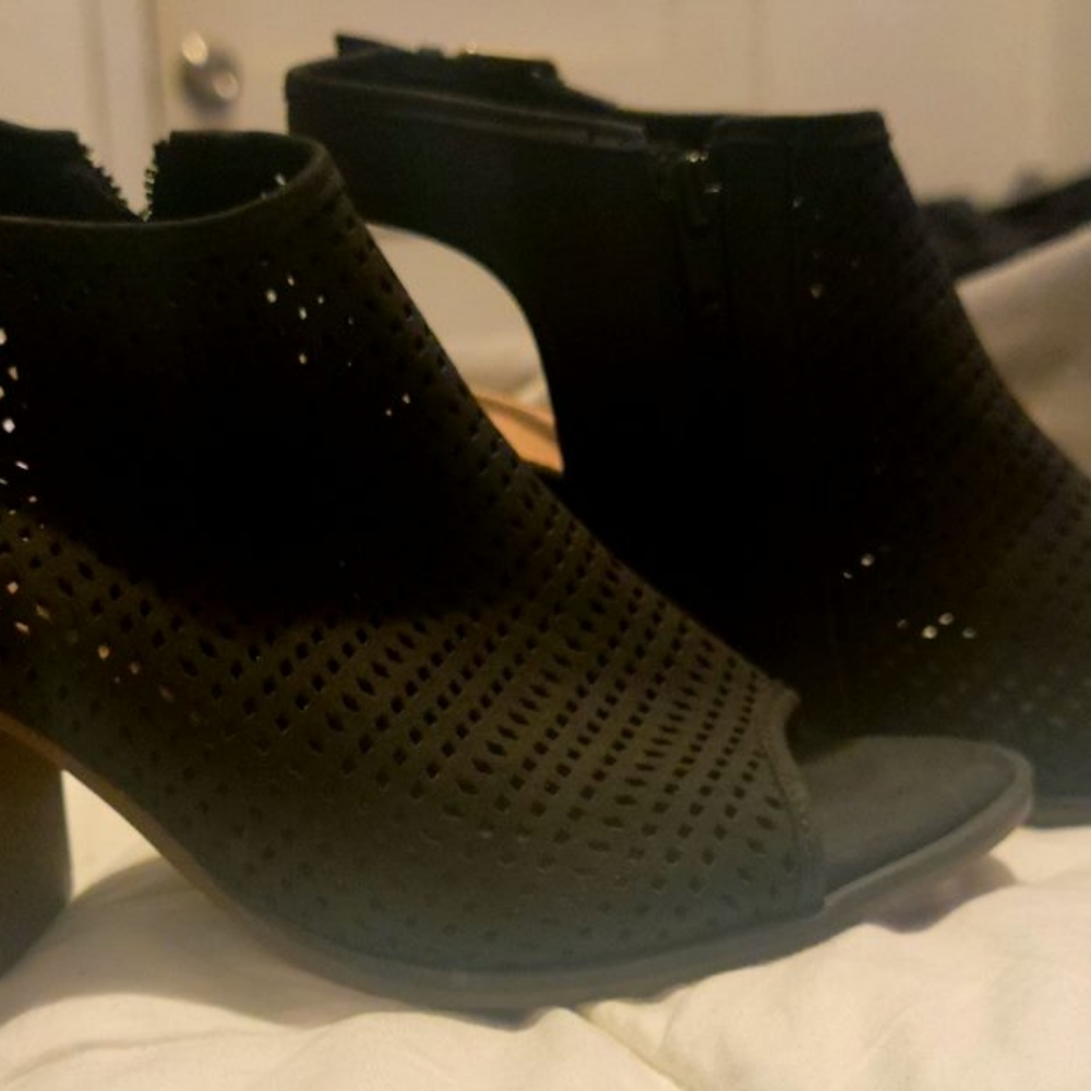 NWOT heels - Picture 2 of 8